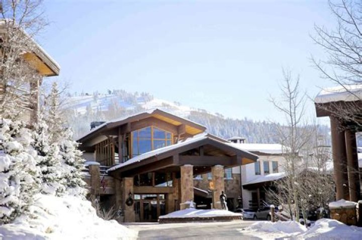 
All About the Real Hotel Where Lindsay Lohan Filmed Her New Movie, ‘Falling for Christmas’ 