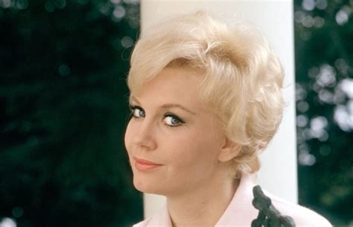 Elizabeth Macrae Height, Weight, Net Worth, Age, Birthday, Wikipedia, Who, Nationality, Biography