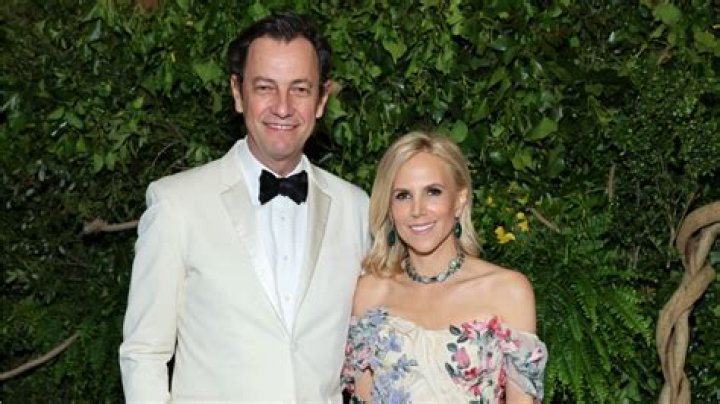 
Is Anthony Burch Married to Wife? Or Dating a Girlfriend? 