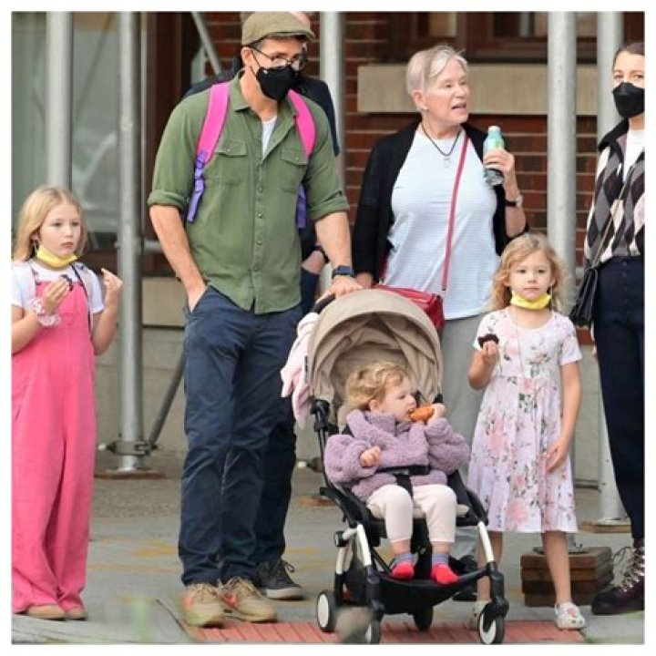 
Janet Varney And Her Husband Brandon Reynold Make A Perfert Family On Their Own 