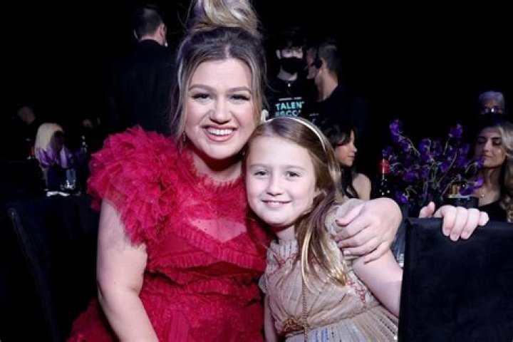 
Kelly Clarkson Enjoys ‘Date Night’ with Daughter River Rose, 8, at People’s Choice Awards 