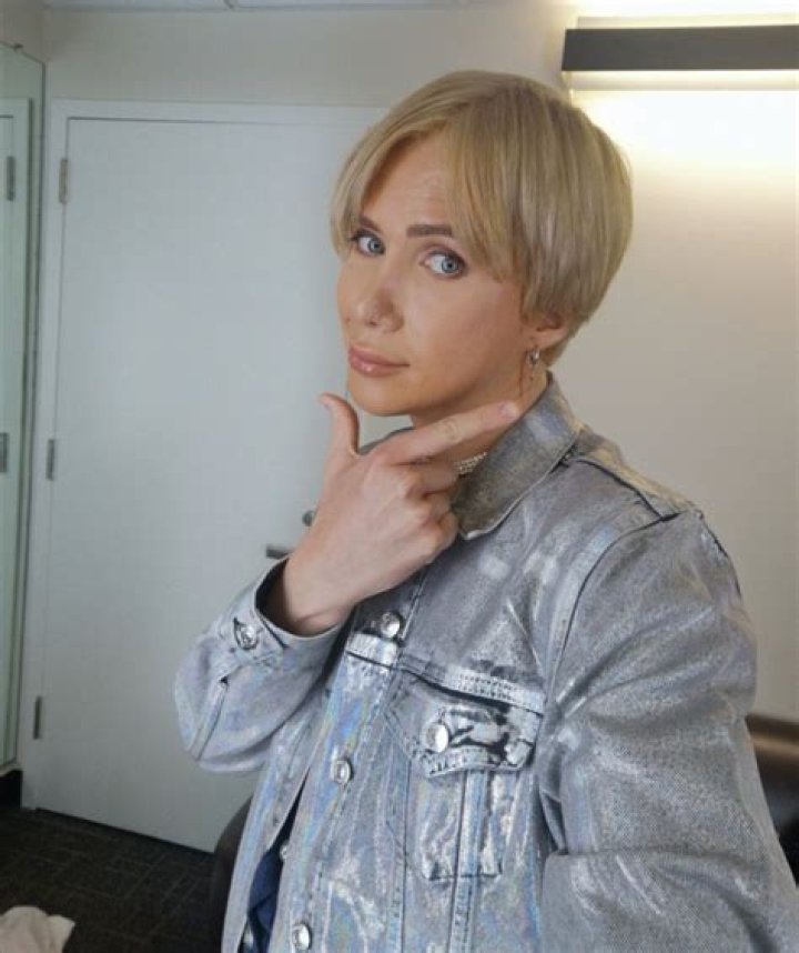 
Oli London’s Biography: Wife, Net Worth, Plastic Surgery, Age 