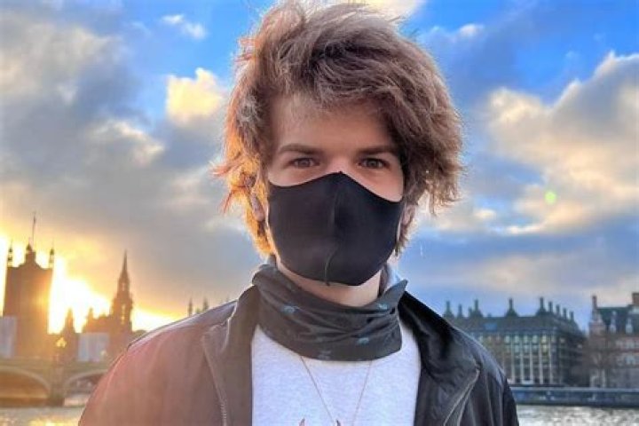 Ranboo Comes Out As Gay On Twitter, TikTok Users React To /Srs Meaning