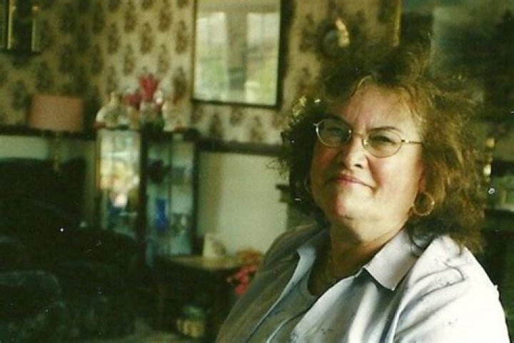
Scottish Folk Singer, Elizabeth Stewart, Dies at 83 
