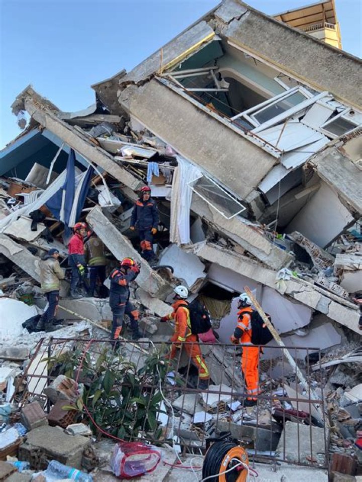 
Turkey Death Toll: Rescue Teams Make Progress in Search for Survivors 